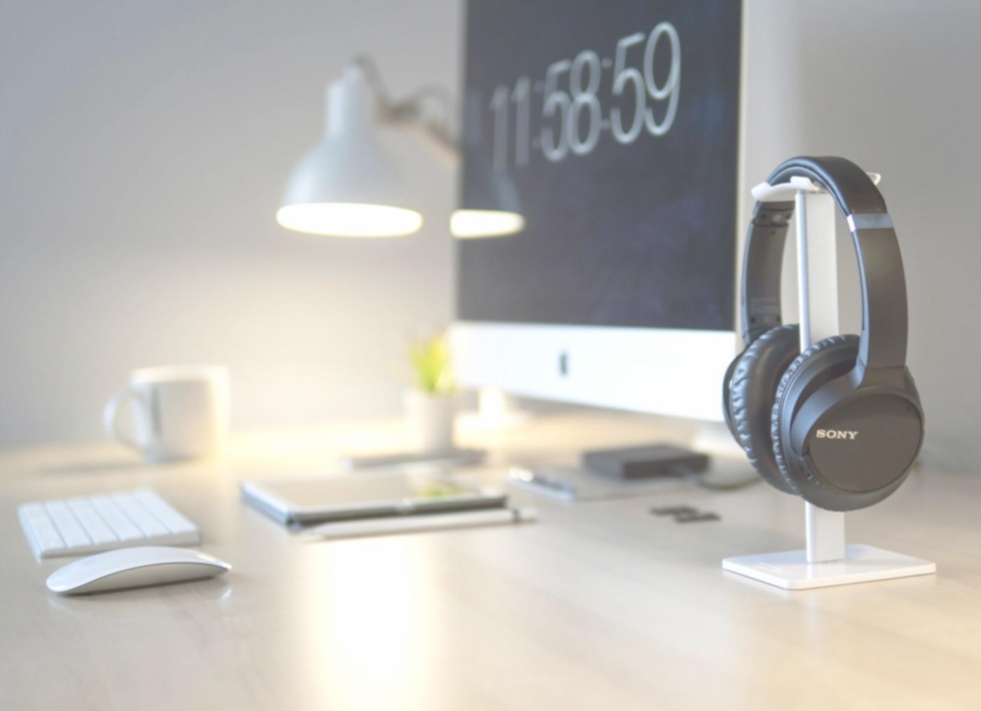 Professioneller Arbeitsplatz für Finanzanalyse mit modernen Tools und Dokumenten